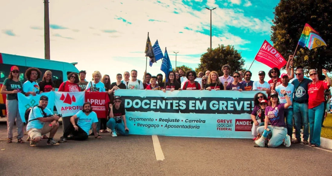 Capa Governo manifesta preocupação com a falta de aulas com a greve dos professores