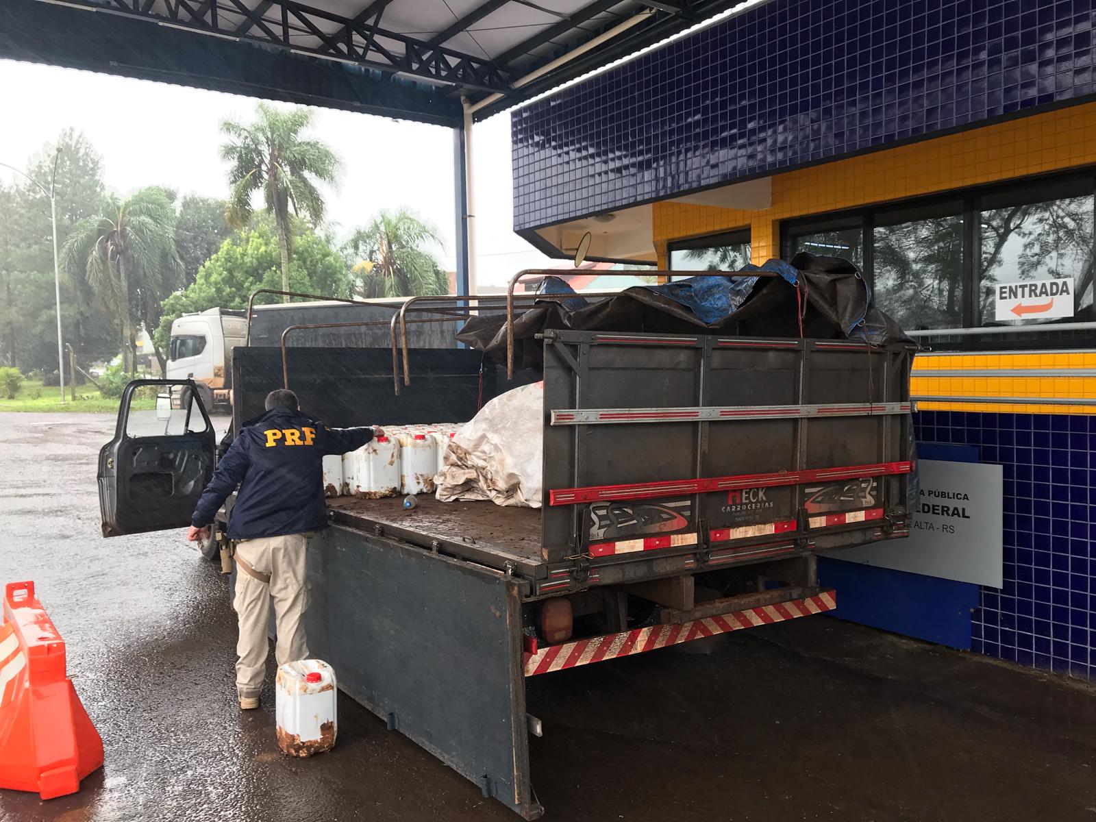 Capa PRF apreende carga de agrotóxicos proibidos na BR-158 em Cruz Alta
