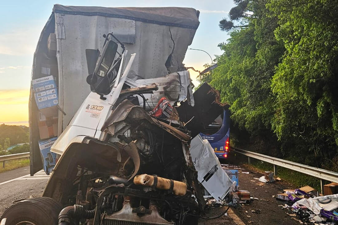 Capa Acidente com ônibus de Crissiumal deixa motorista morto e vários feridos