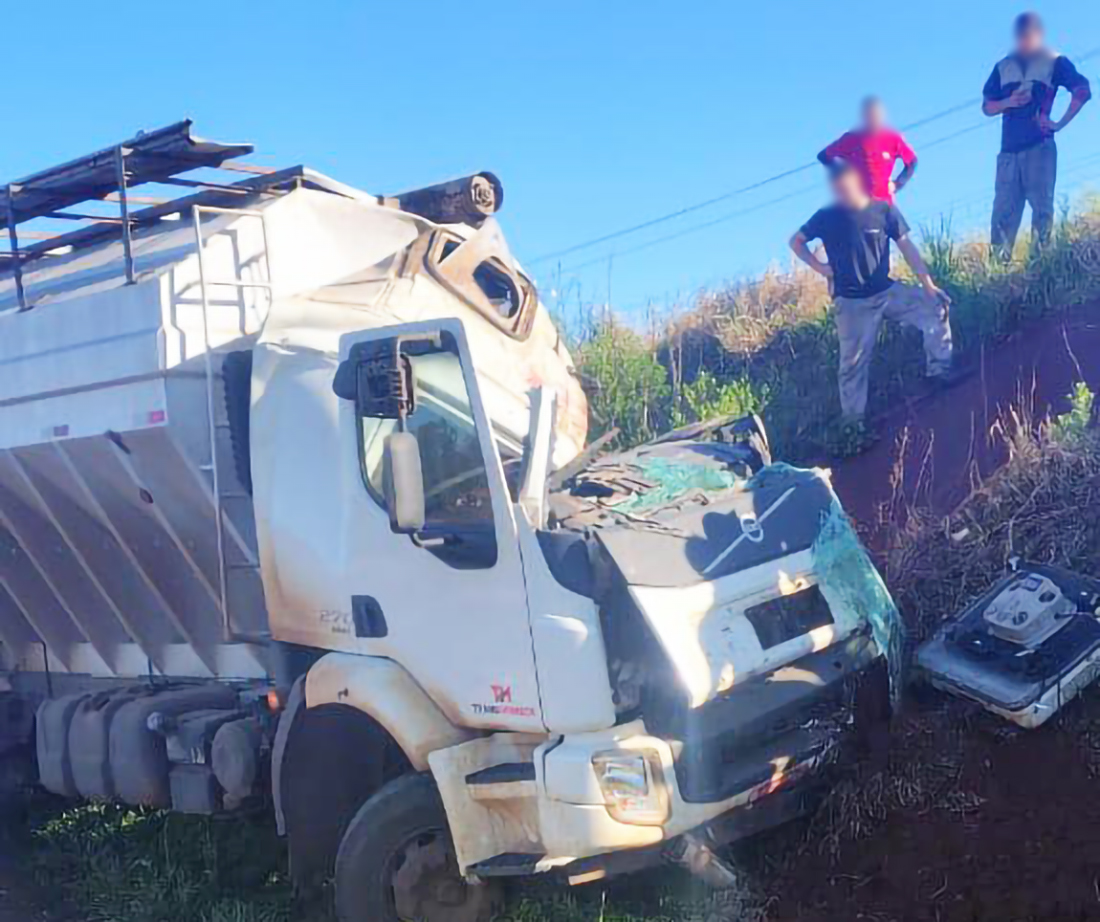 Capa Grave acidente entre dois caminhões é registrado no trevo de Santo Cristo