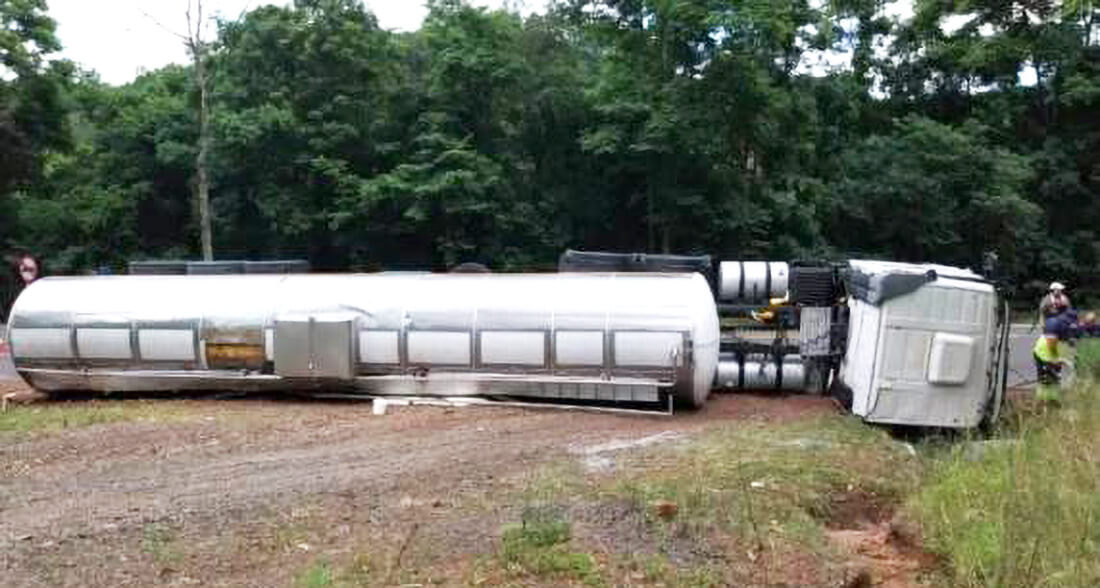 Capa Carreta com 15 mil litros de cerveja tomba na RS-122