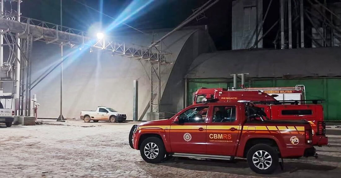 Capa Corpo de Bombeiros localiza trabalhador soterrado em armazém de grãos em Tapera