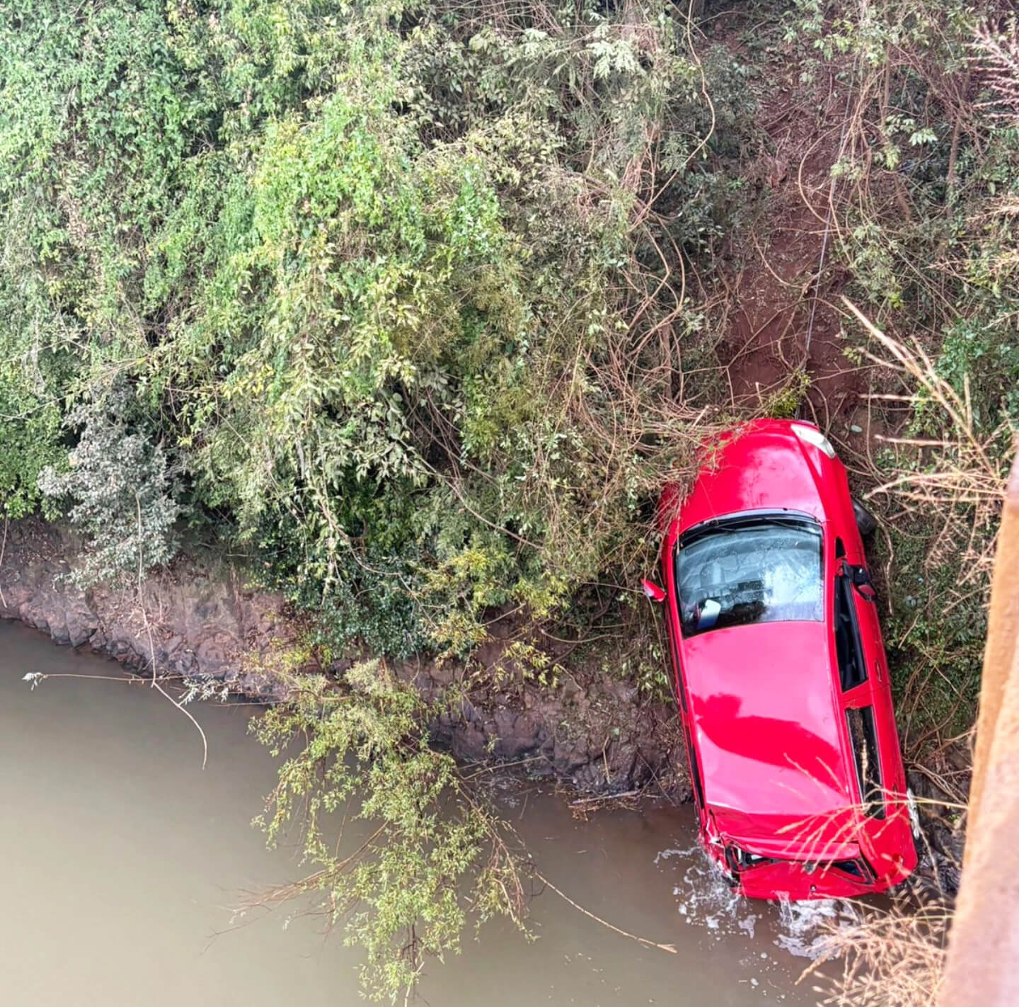 Capa Carro sai da pista e submerge no Rio da Várzea no interior de Chapada