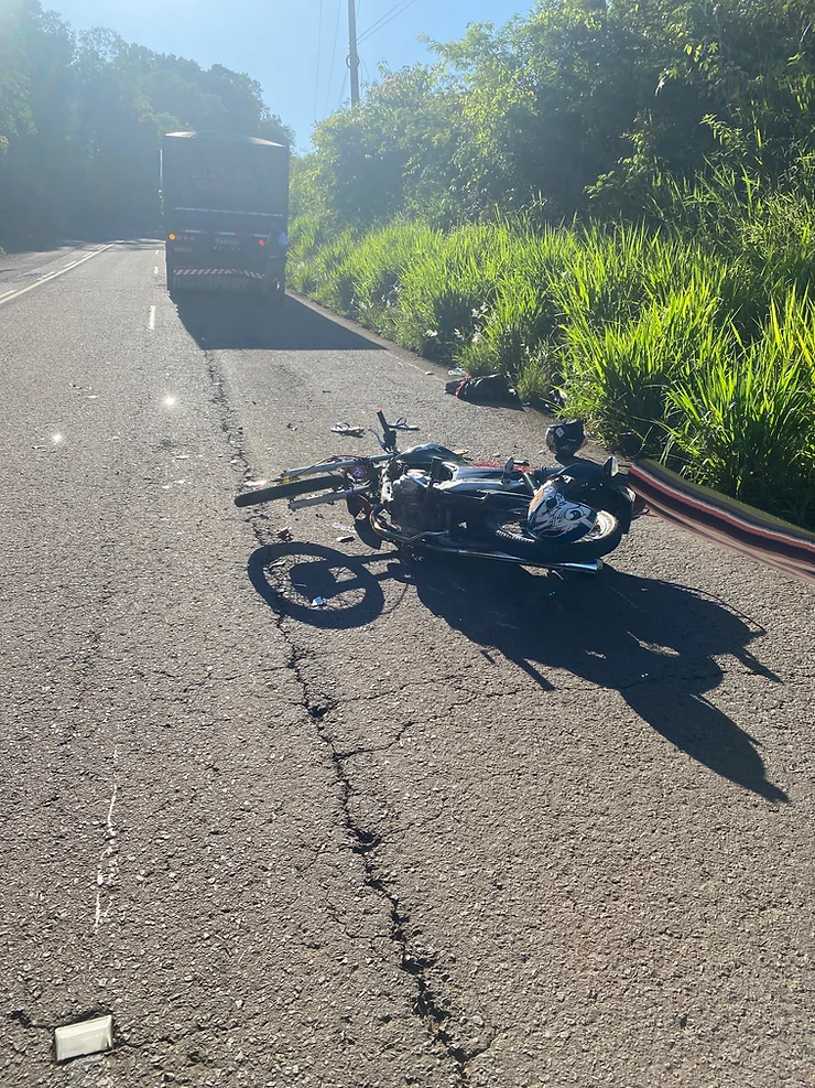 Capa Jovem morre ao colidir na traseira de caminhão em Palmitinho