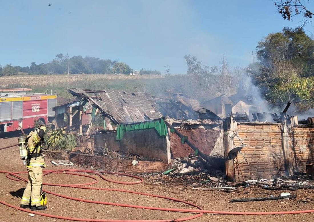 Capa Incêndio destrói completamente residência de madeira em Saudades-SC
