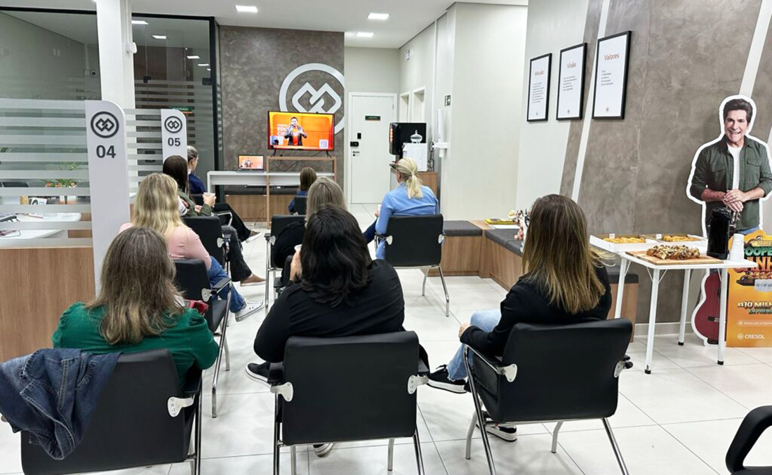 Capa Cresol Raiz dá início aos projetos educacionais de 2025 com formação para professores