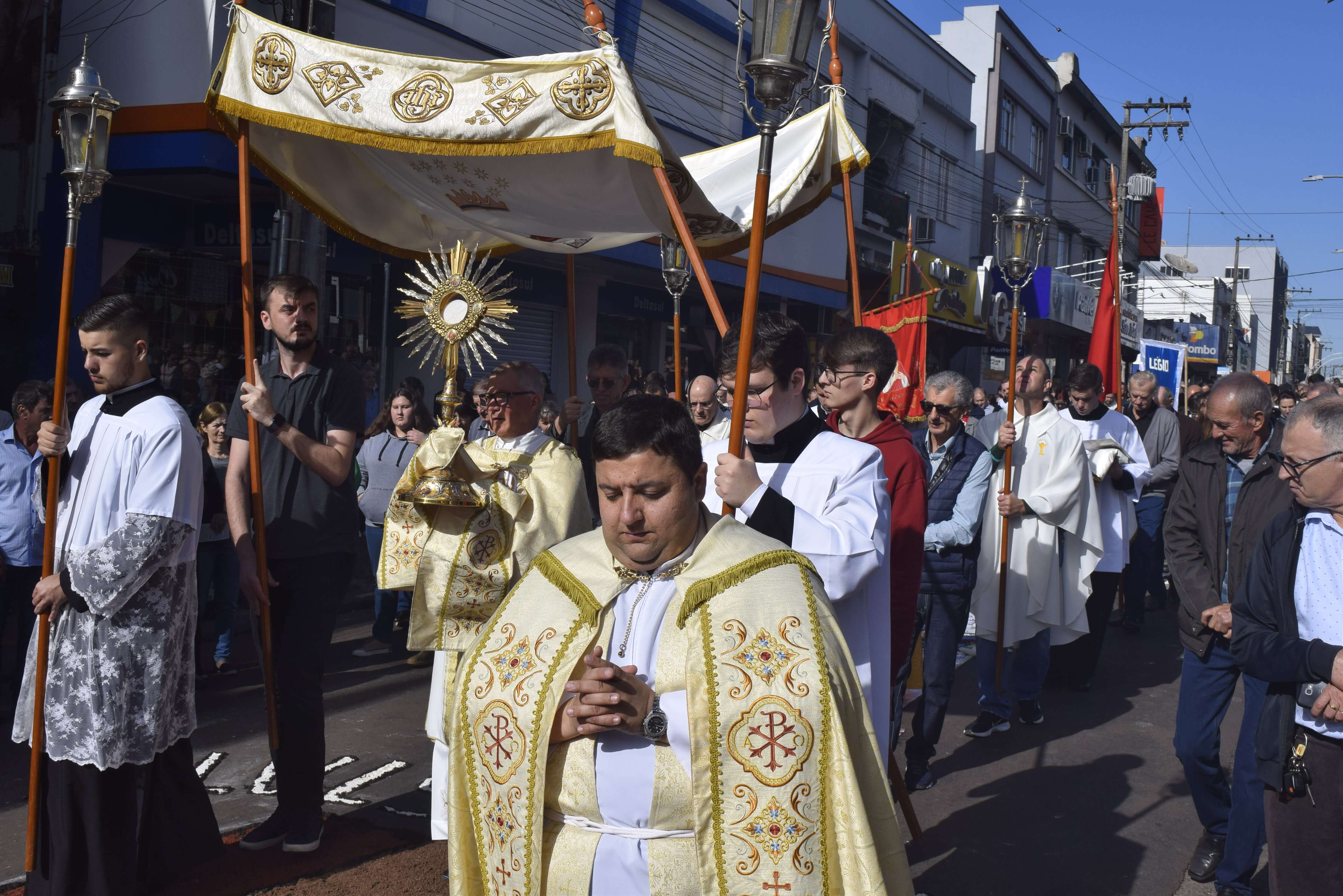 Capa Santa Missa com procissão de Corpus Christi reúne centenas de fiéis em FW