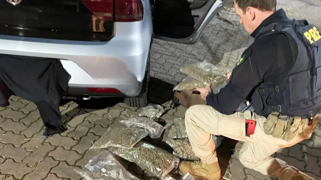 Capa Dupla é presa com drogas em meio a cobertores para doação no RS