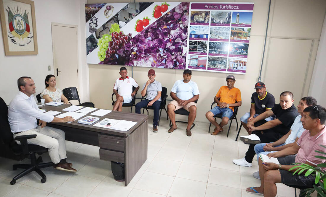 Capa Prefeito de Ametista do Sul discute melhorias com associação de portadores de silicose