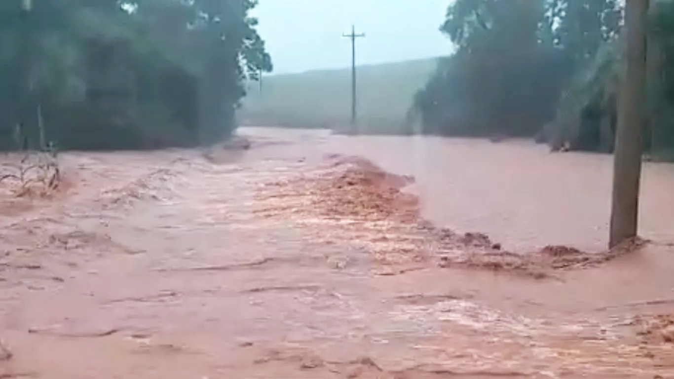Capa Chuva de quase 300mm causa estragos em cidade do Noroeste gaúcho
