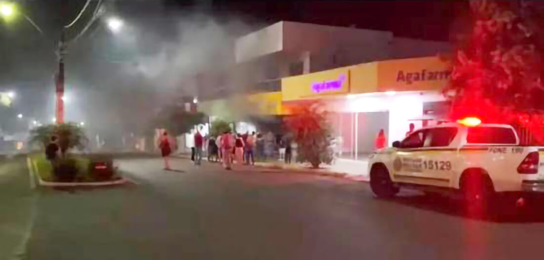 Capa Princípio de incêndio atinge farmácia no centro de Miraguaí