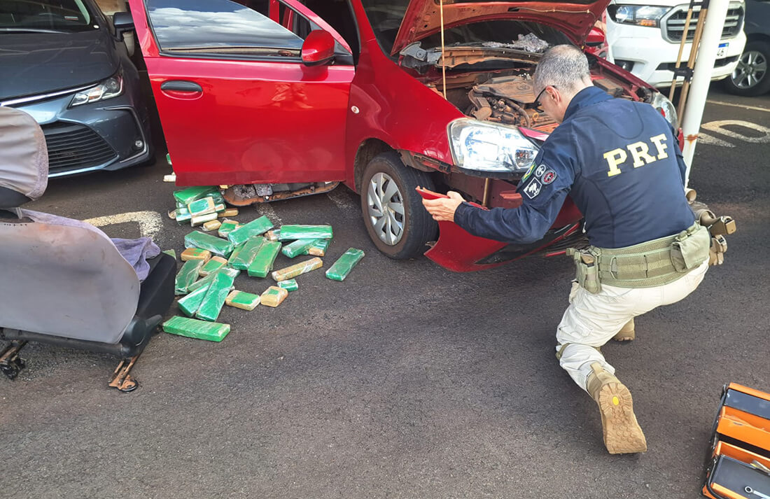 Capa PRF apreende cerca de 300 quilos de maconha em veículos argentinos em Três Passos