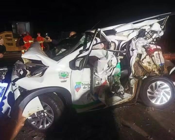 Capa Acidente entre carreta e veículo oficial de Trindade do Sul deixa quatro pessoas feridas na BR-386