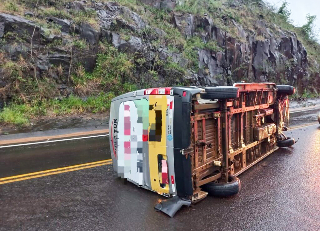 Capa Veículo tomba em rodovia do oeste de Santa Catarina