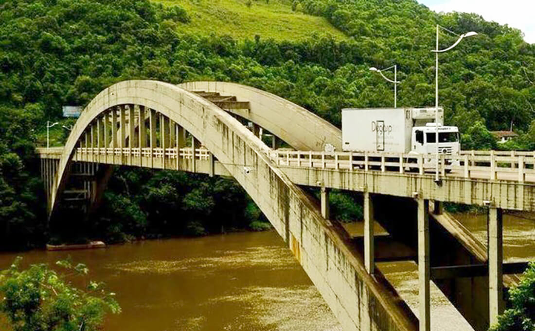Capa Homem é preso ao ser flagrado sobre arcos de sustentação de ponte com filha de oito anos
