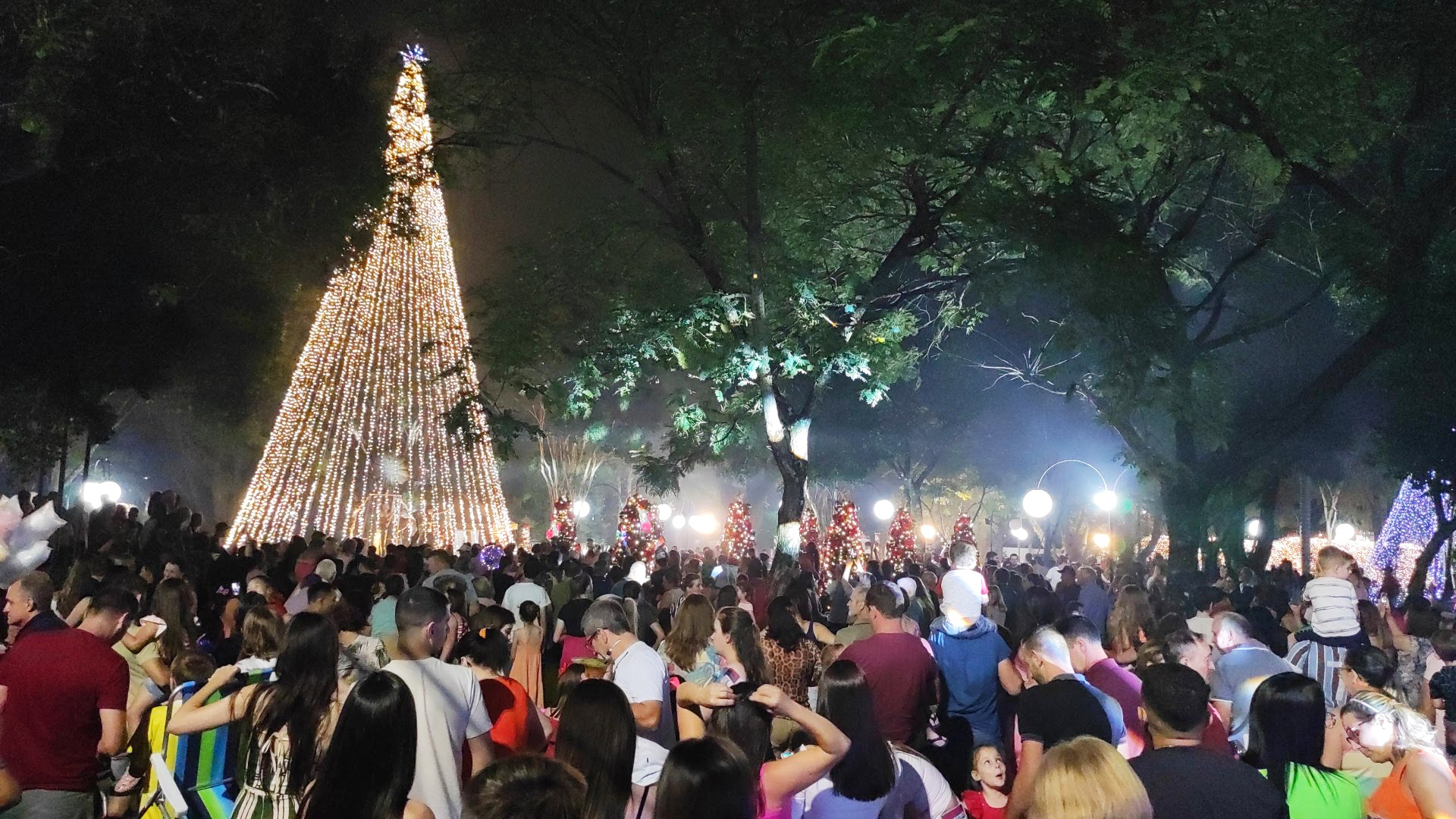 Capa Grande público prestigia a abertura do Natal 2023 em Rodeio Bonito