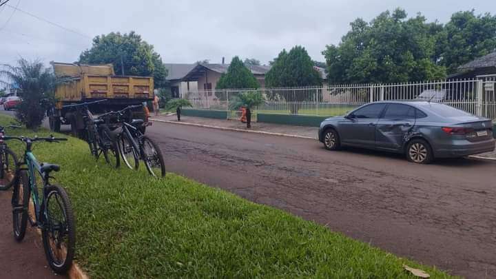 Capa Caminhão do Daer se envolve em acidente com veículo no centro de Miraguaí