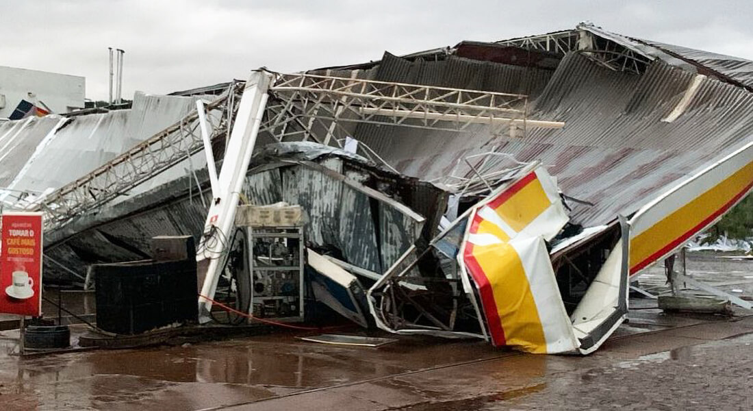 Capa Posto de combustível é totalmente destruído pela força do vento em Ronda Alta