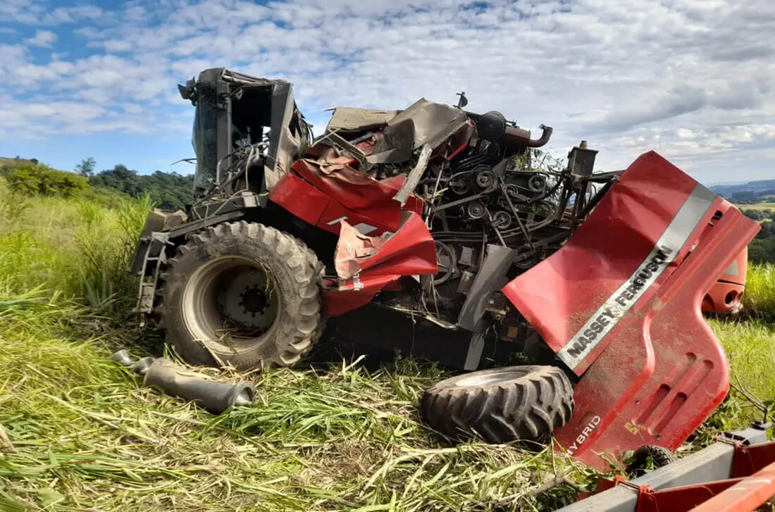 Capa Homem sobrevive a capotamento de colheitadeira em área rural de Cunha Porã