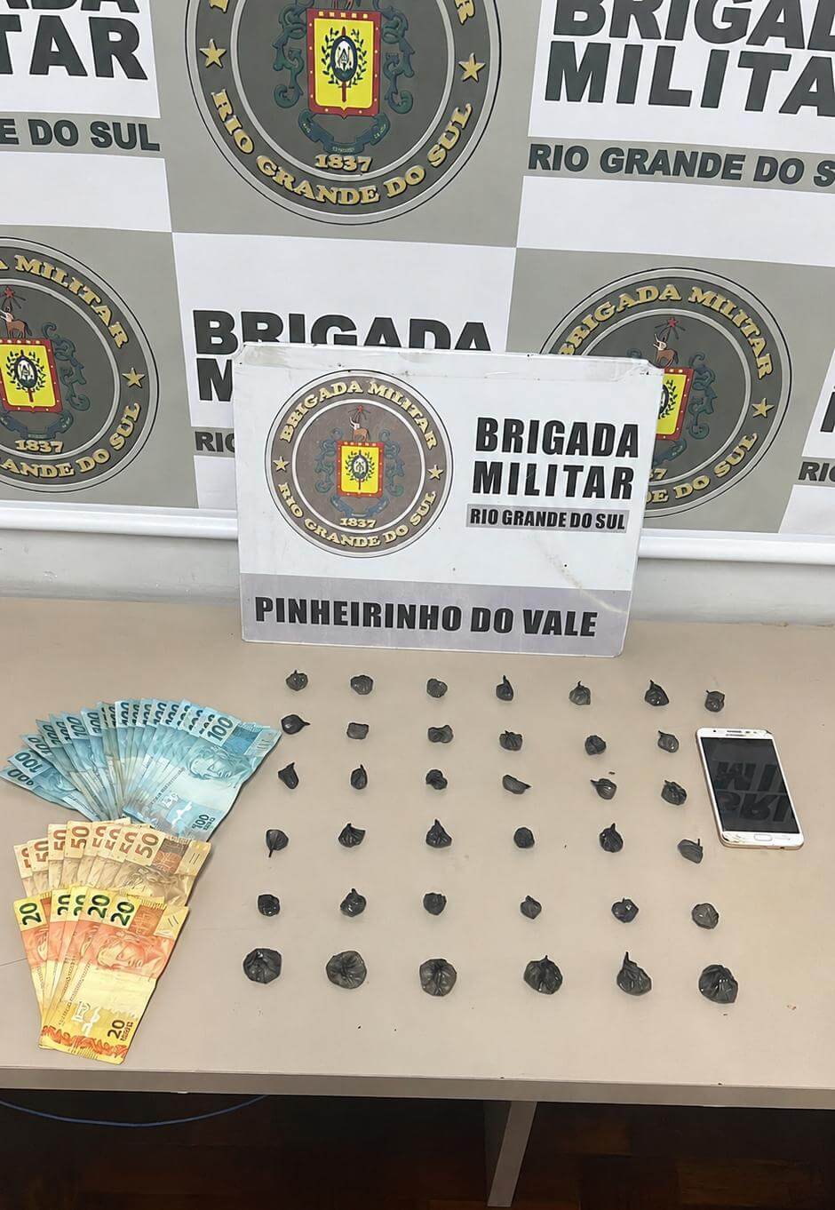 Capa BM apreende menor por tráfico de drogas em Pinheirinho do Vale