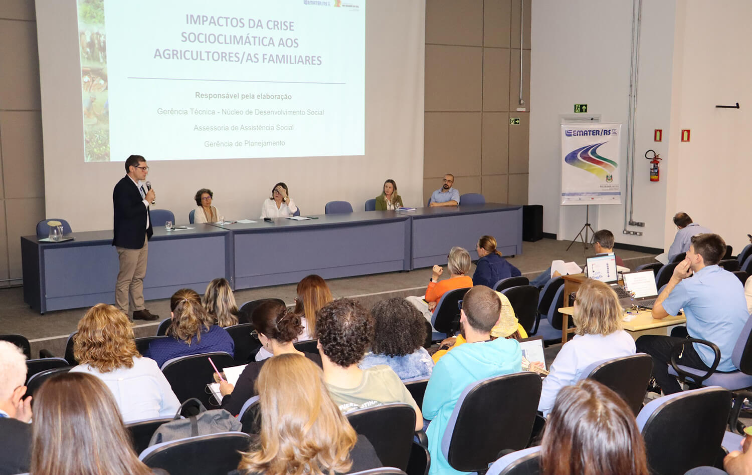 Capa Emater apresenta impactos das enchentes para agricultores familiares gaúchos