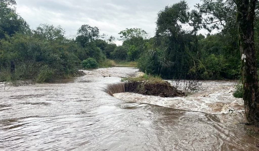 Capa Chuva provoca mortes, alagamentos e bloqueio de estradas no Rio Grande do Sul
