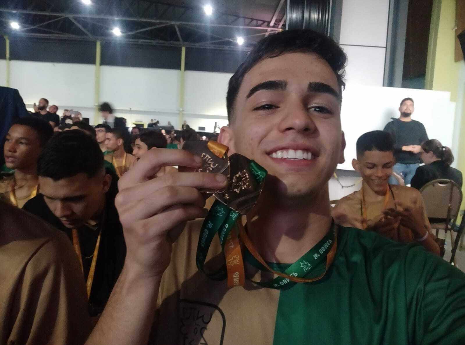 Capa Aluno de escola da 20ª CRE conquista medalha de ouro nas Olimpíadas de Matemática
