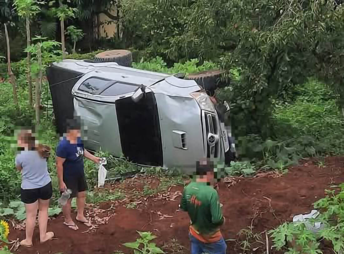 Capa Caminhonete Hilux tomba em barranco no interior de Crissiumal