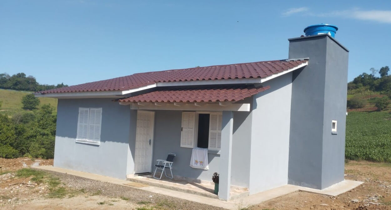 Capa Pinhal entrega oito novas moradias populares para famílias da área rural