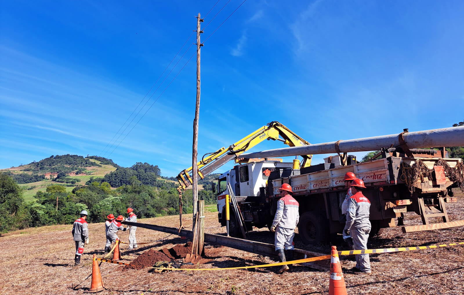 Capa Creluz conclui substituição de postes de madeira por concreto e fibra