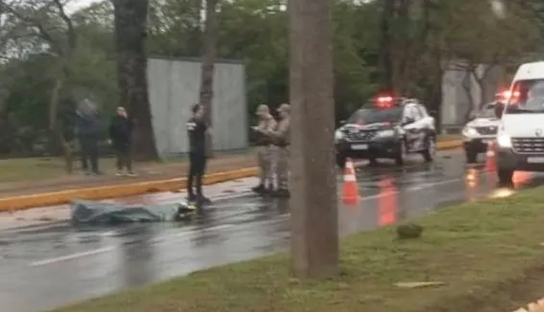 Capa Jovem de 27 anos morre atropelada por caminhão após cair de moto em Santa Rosa