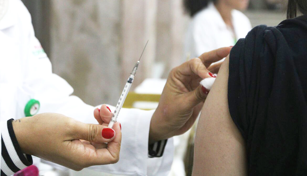 Capa Recomendada nova dose bivalente contra Covid-19 para idosos e imunocomprometidos