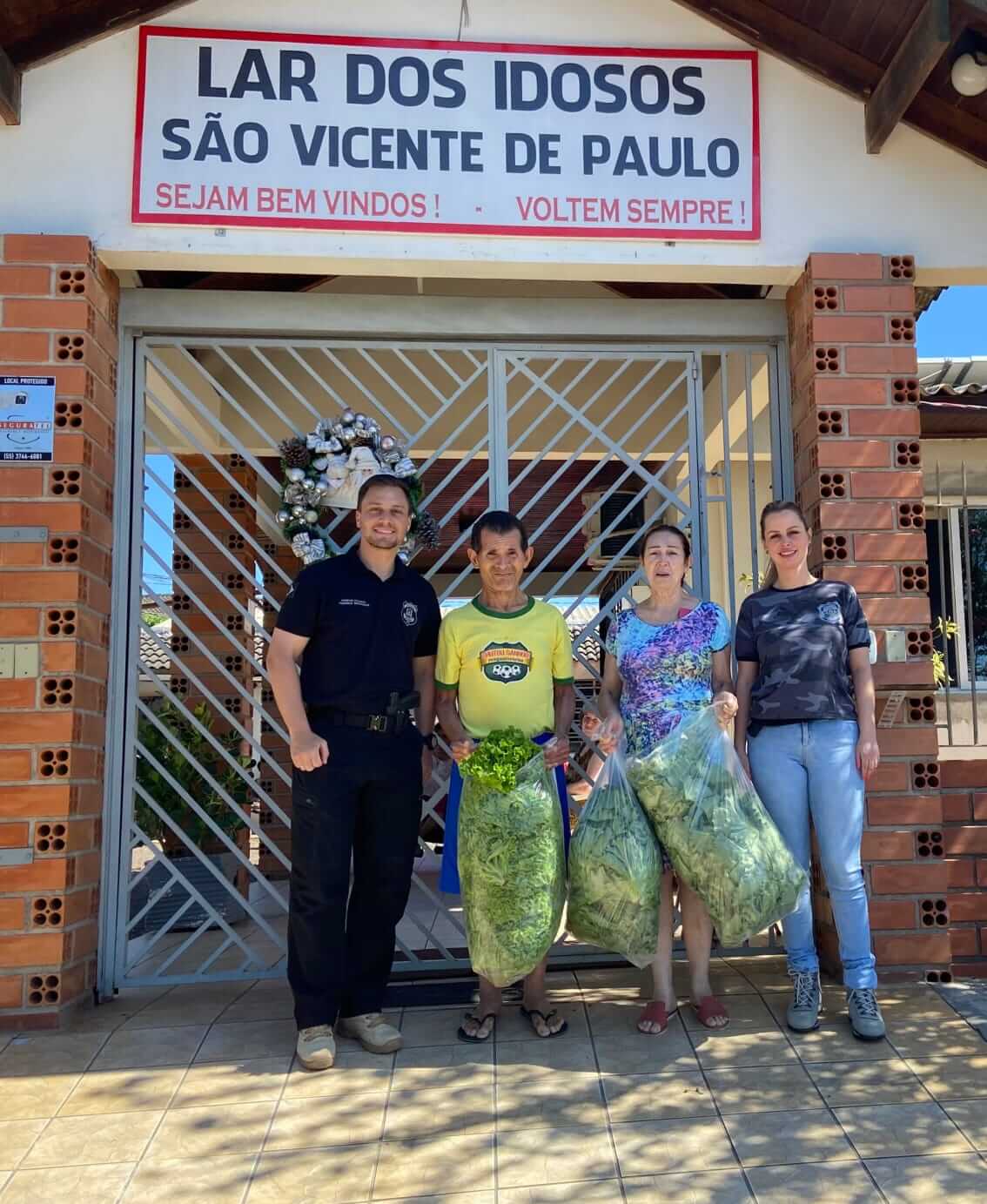 Capa Gestores do Presídio realizam entrega de hortaliças ao Lar dos Idosos