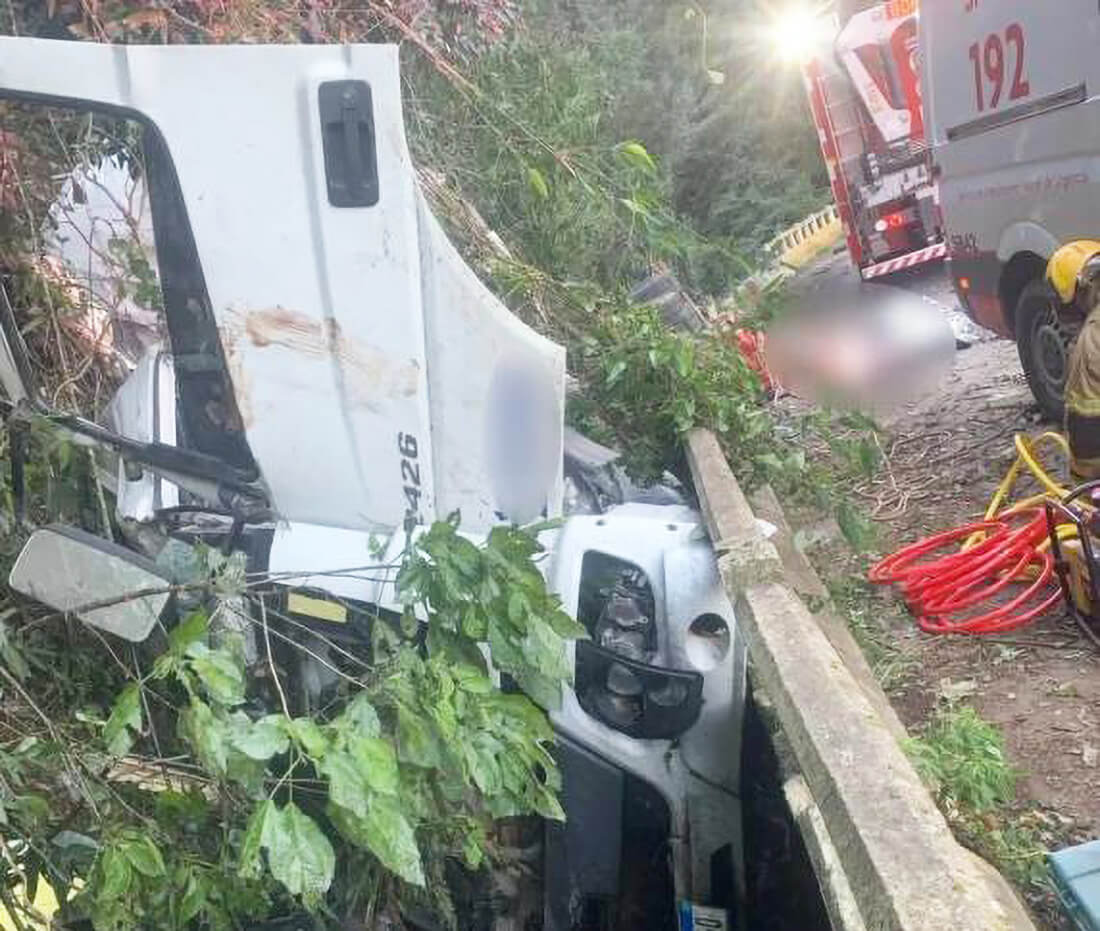Capa Dois passageiros de caminhão morrem após veículo tombar na Rota do Sol