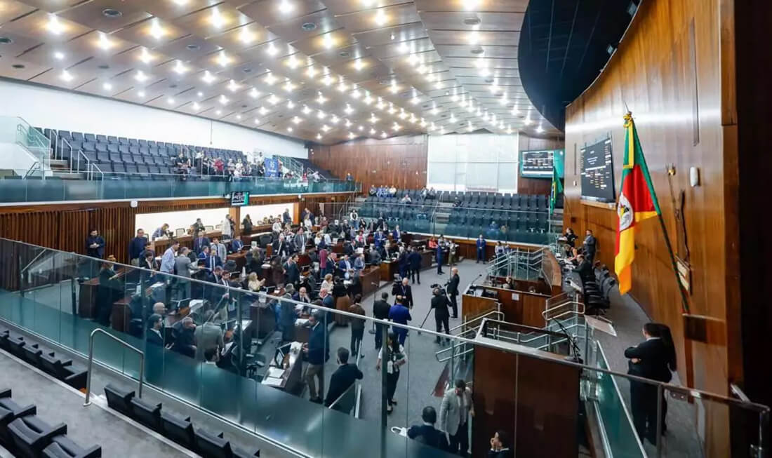 Capa Assembleia do RS aprova projeto que cria auxílio de um salário mínimo para órfãos do feminicídio