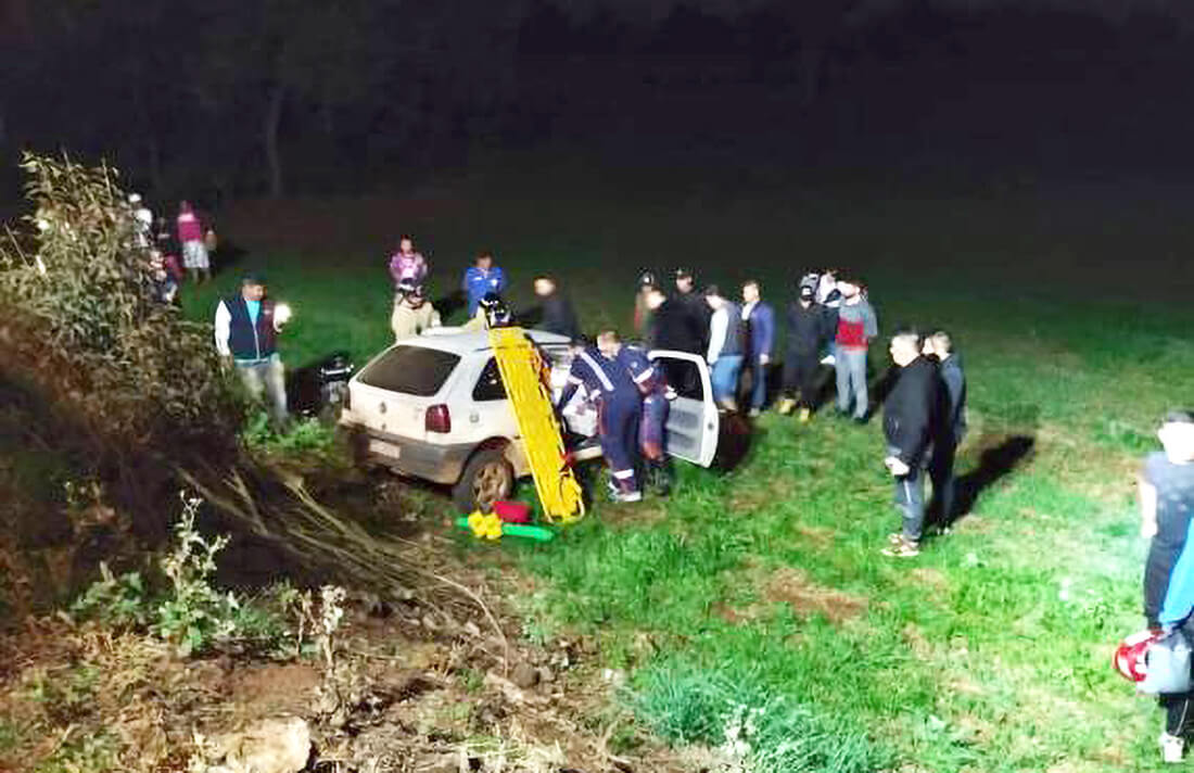 Capa Acidente entre dois veículos deixa motorista preso às ferragens em Miraguaí