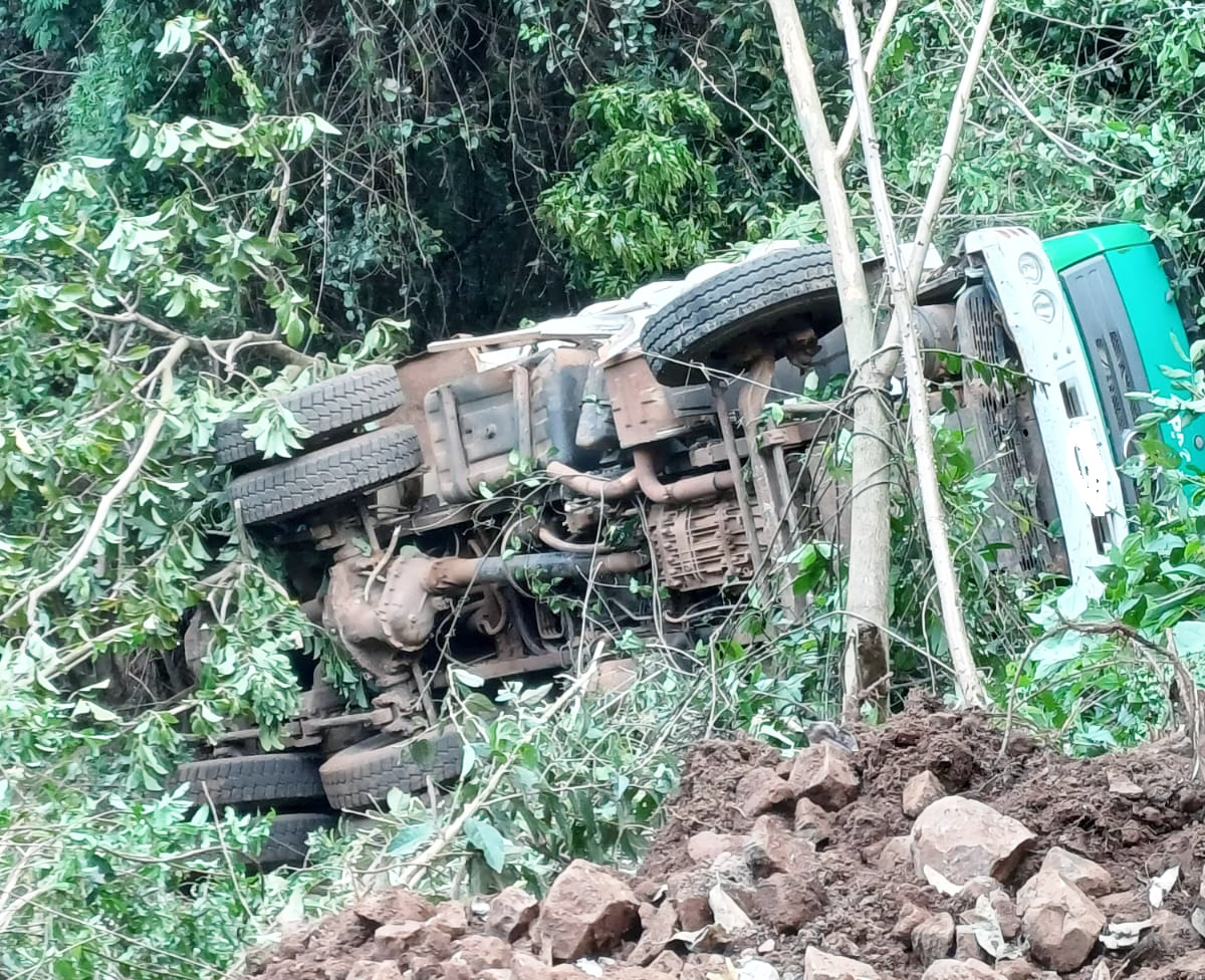 Capa Caminhão da Prefeitura de Três Passos tomba em estrada rural durante obra de cascalhamento