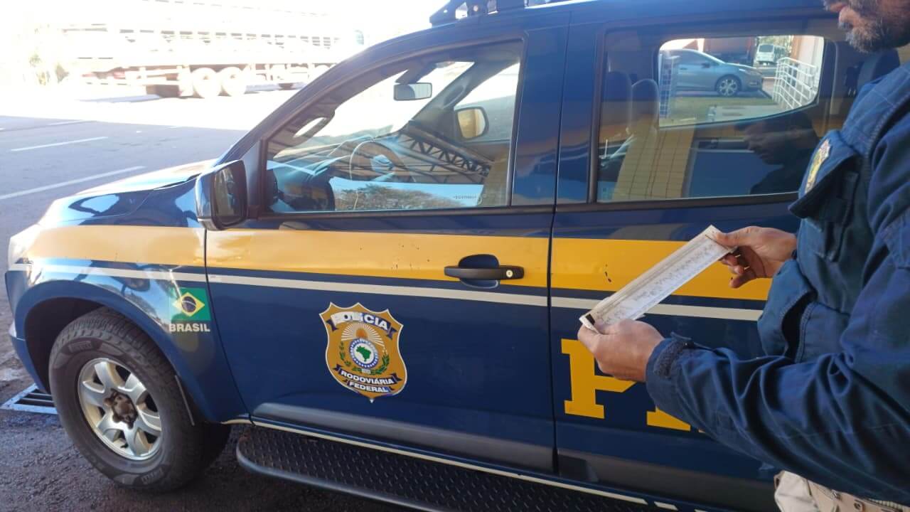 Capa PRF flagra motoristas dirigindo por até 22 horas sem descanso