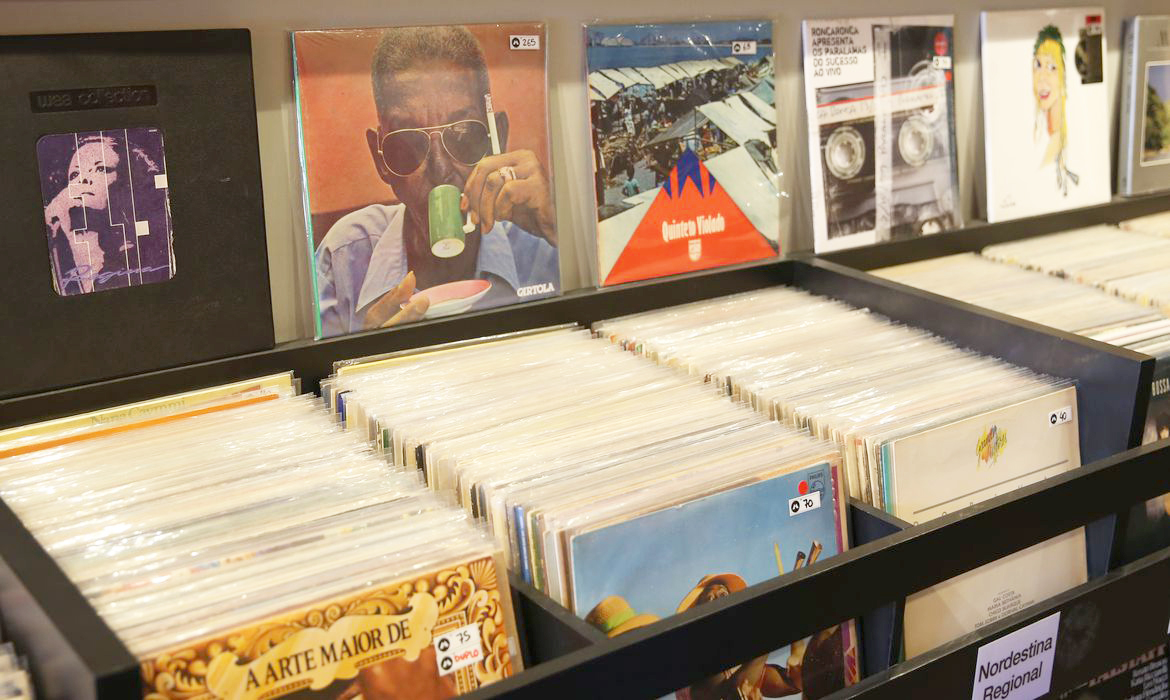 Capa Vendas de vinil ultrapassam as de CD pela primeira vez desde 1987
