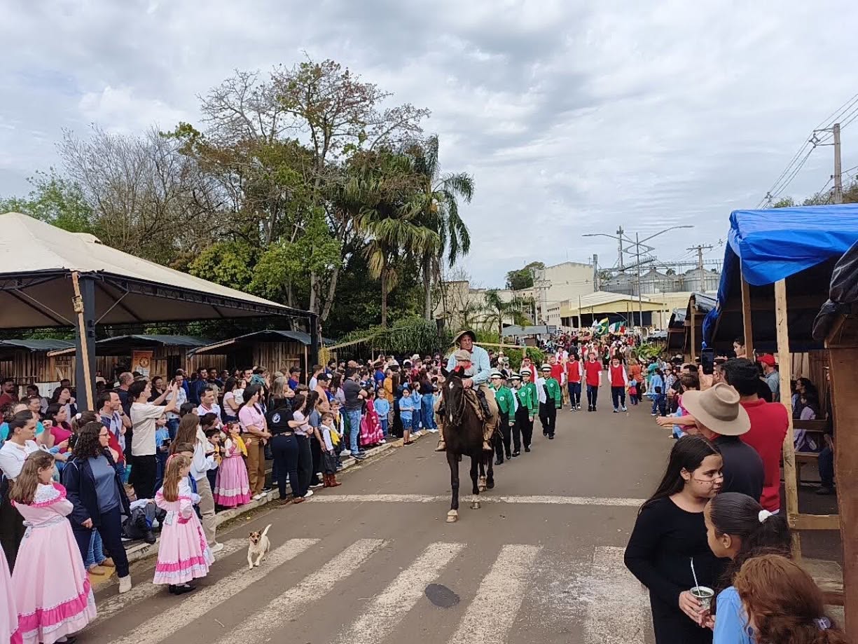 Capa Pinhal abriu a Semana Farroupilha com desfile temático, chegada da Chama Crioula e tributo a Pedro Ortaça