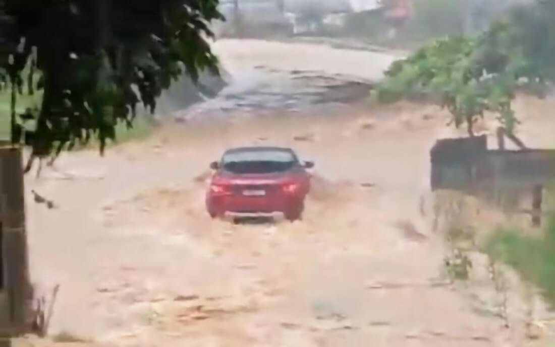 Capa Família morre após carro ser arrastado pela enxurrada durante temporal em SC