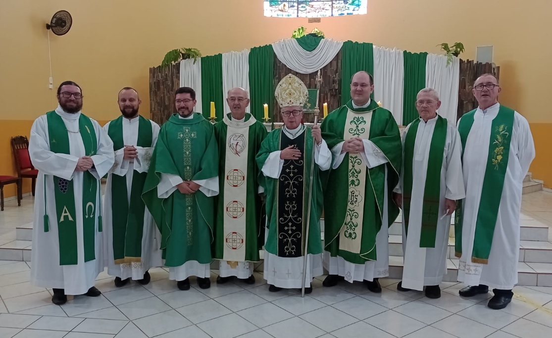 Capa Novos párocos são empossados na região Celeiro