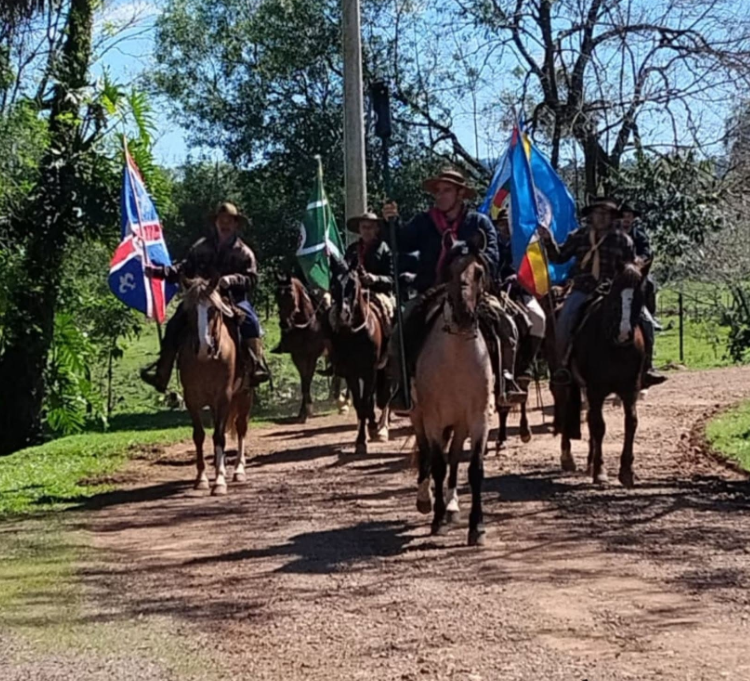 Capa Comitivas de Nonoai e Gramado dos Loureiros avançaram na condução da Chama Crioula pelo interior do Estado