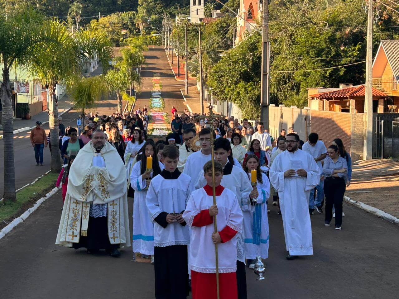 Capa Fiéis celebram Corpus Christi com missa, procissão e confecção de tapetes em Erval Seco