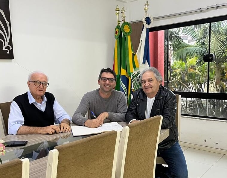 Capa Palmitinho: presidente do Legislativo assume Executivo Municipal