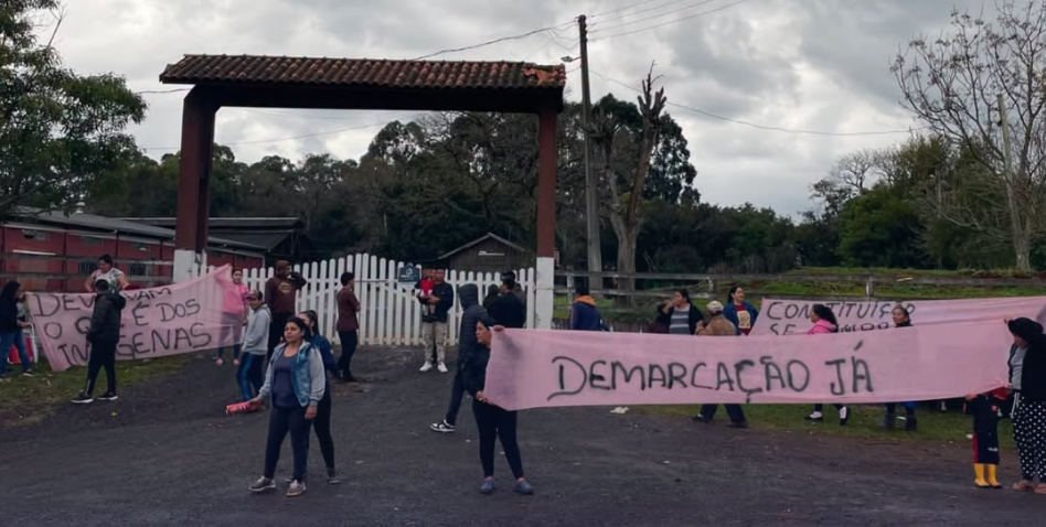 Capa Manifestação reúne mais de 100 indígenas na entrada do CTG Sentinela do Pampa, em Nonoai
