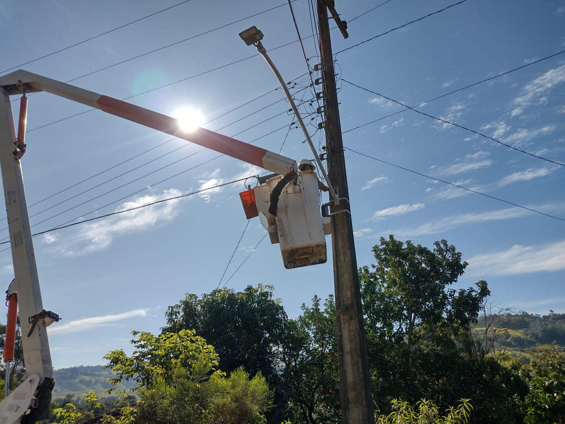 Capa Iluminação pública começa a ser instalada na Linha Mendes em Caiçara