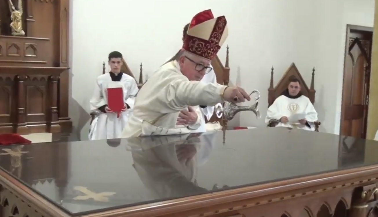 Capa Solene Ação Litúrgica da Consagração do Altar e Dedicação do Santuário Diocesano da Divina Misericórdia