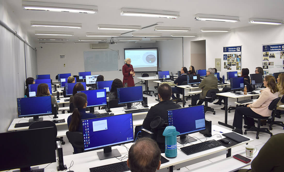Capa Servidores da UFSM/FW participam de encontro sobre Inteligência Artificial na educação