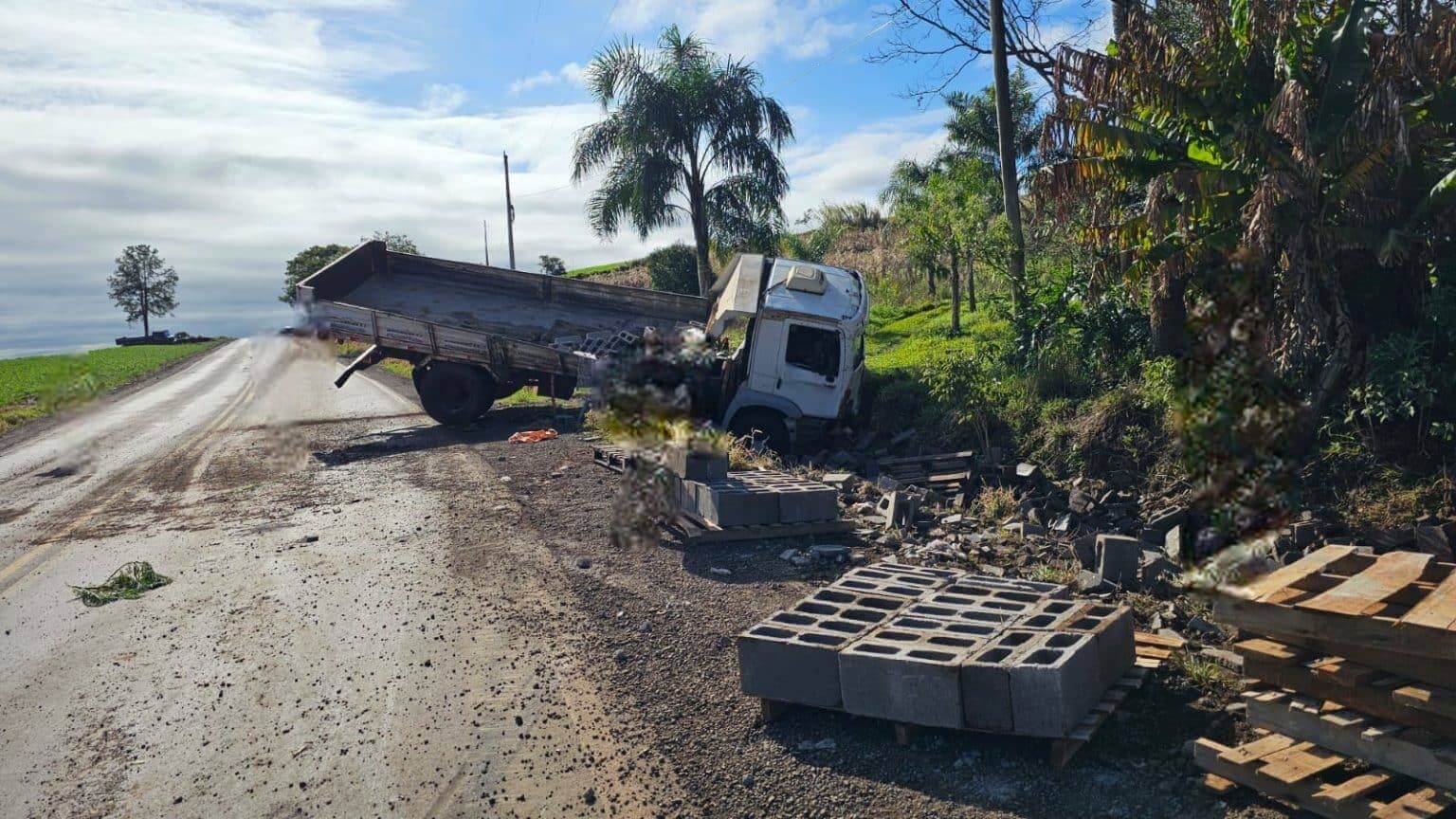 Capa Caminhão carregado com blocos de concreto sai da pista na RSC-472